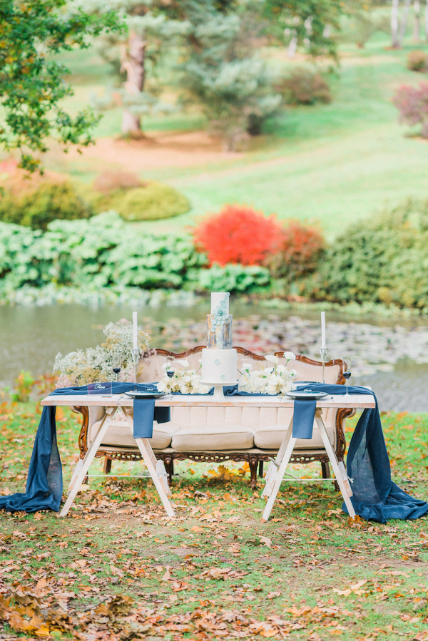 A blue and white colour palette for this modern romantic table setting