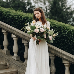 bridal portrait holding a beautiful bouquet