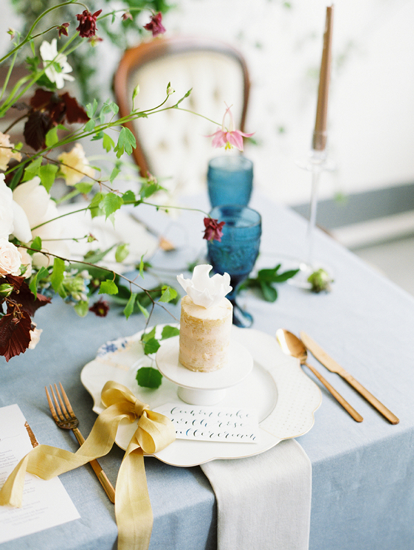 Elegant table setting of the Art of Styling workshop with blue linens and small wedding cakes