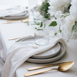 White and gold place setting on Bridal Musings