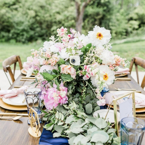 Pink, gold, and blue wedding table