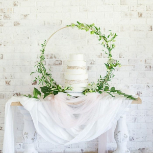 Wedding cake with wreath backdrop