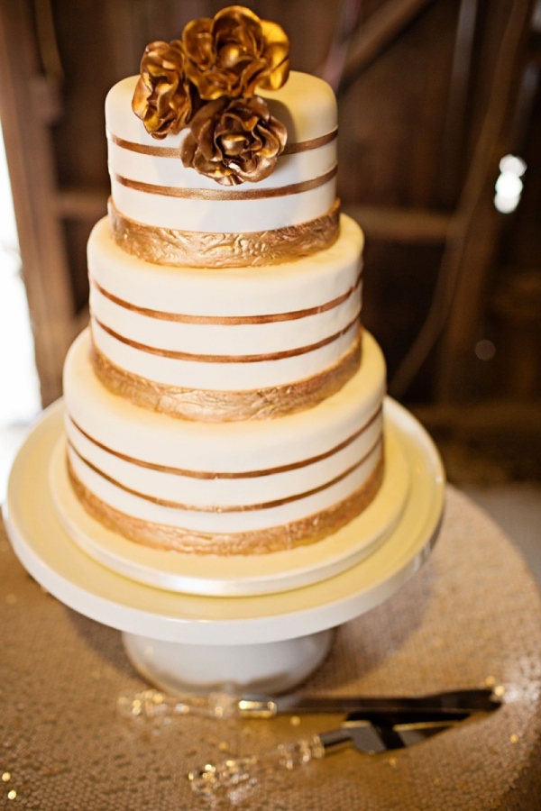 White and gold striped wedding cake