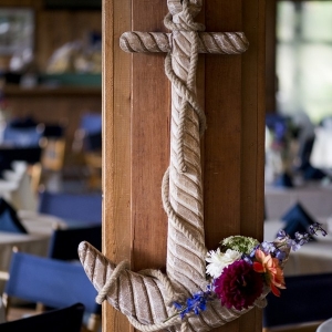 Wooden anchor with flowers