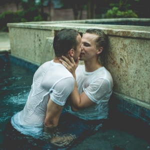 swimming-pool-engagement-session