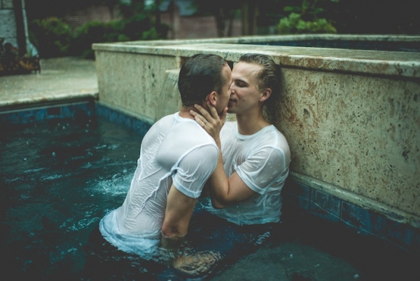 swimming-pool-engagement-session
