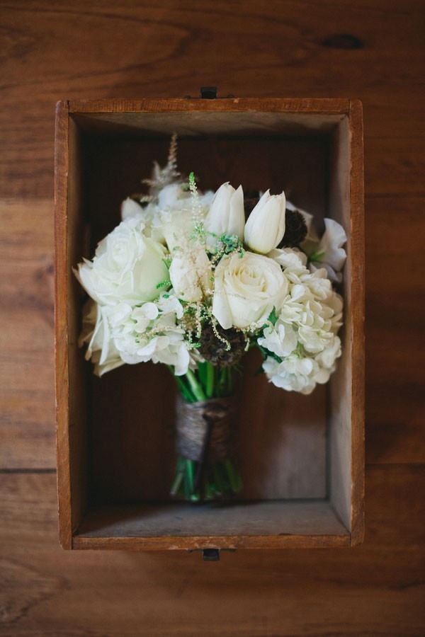 Vintage Rustic Wedding With Winter White Bouquet Sophie Asselin Photographe