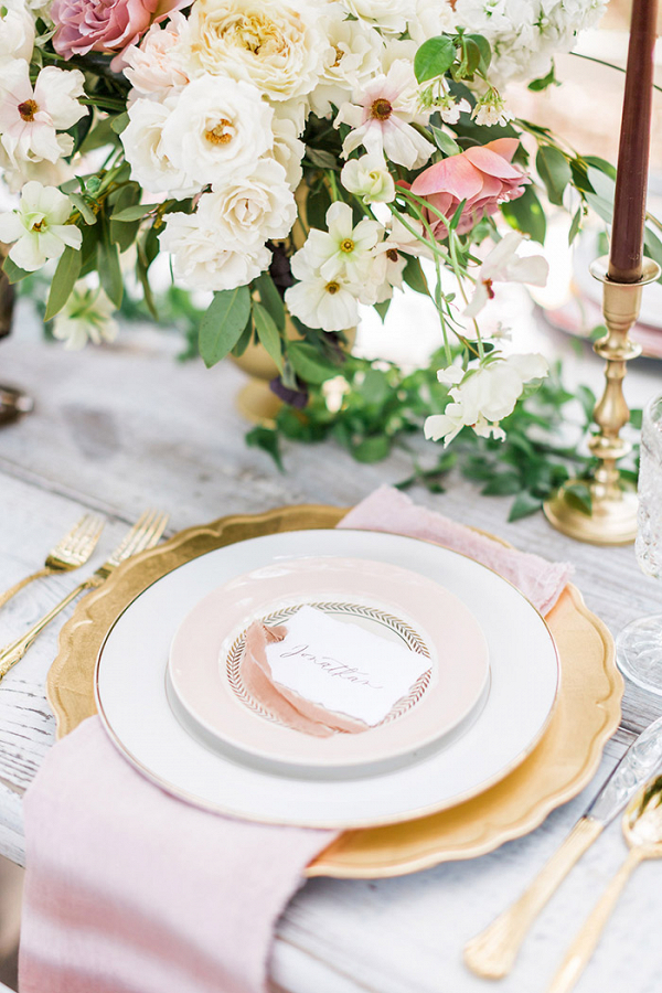 A Fresh Take on Blush and Gold Wedding Colors