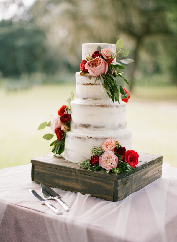 Rustic and Elegant Wedding Cake with Fresh Flowers