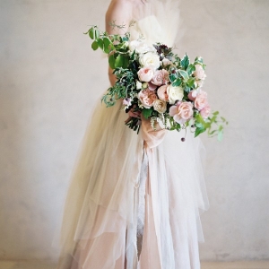 Earthy and Romantic Bridal Style with a Loose Garden Bouquet
