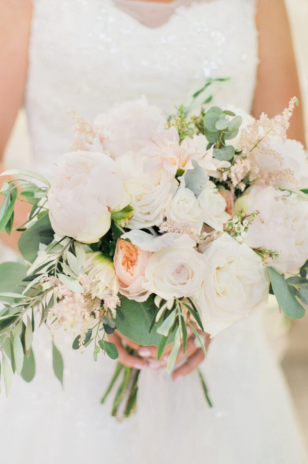 Chic-Backyard-Garden-Wedding-Bride-soft-romantic-bouquet