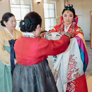 Elegant-Shabby-Chic-Wedding-Bride-in-Korean-tea-ceremony