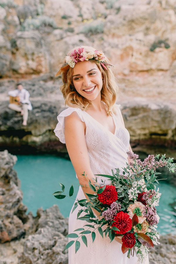 Mallorca-Beach-Boho-Wedding-Inspiration-bride-and-bouquet