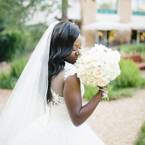 Elegant-Outdoor-Atlanta-Wedding-bride-bouquet