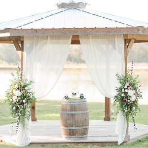Rustic-Chic-Vineyard-Wedding-Ceremony-arch-decor
