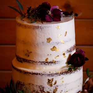 dusted-gold-flecked-wedding-cake