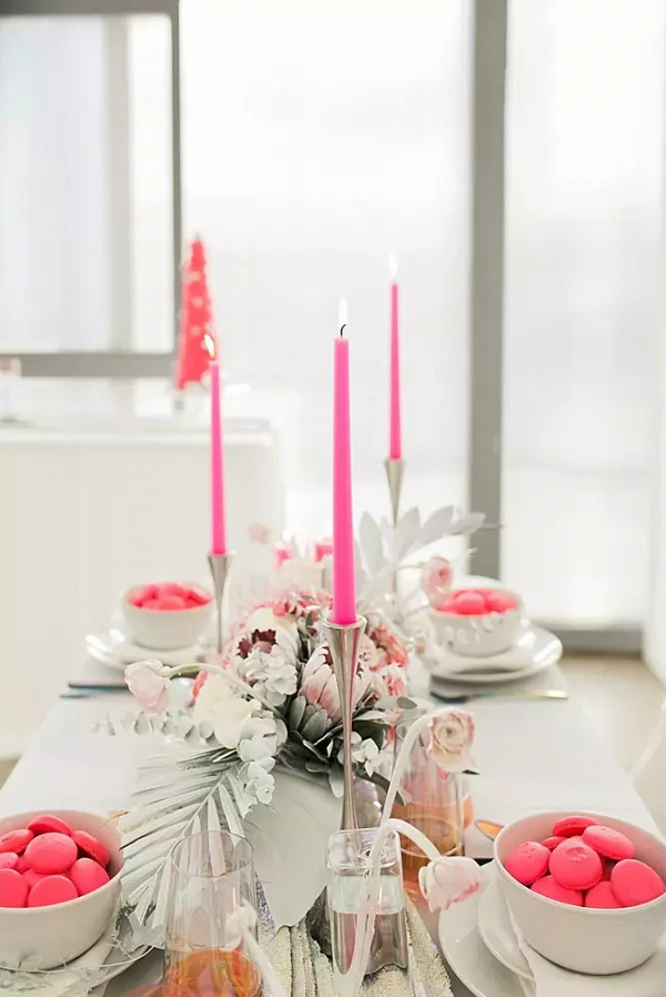 Neon pink tablescape