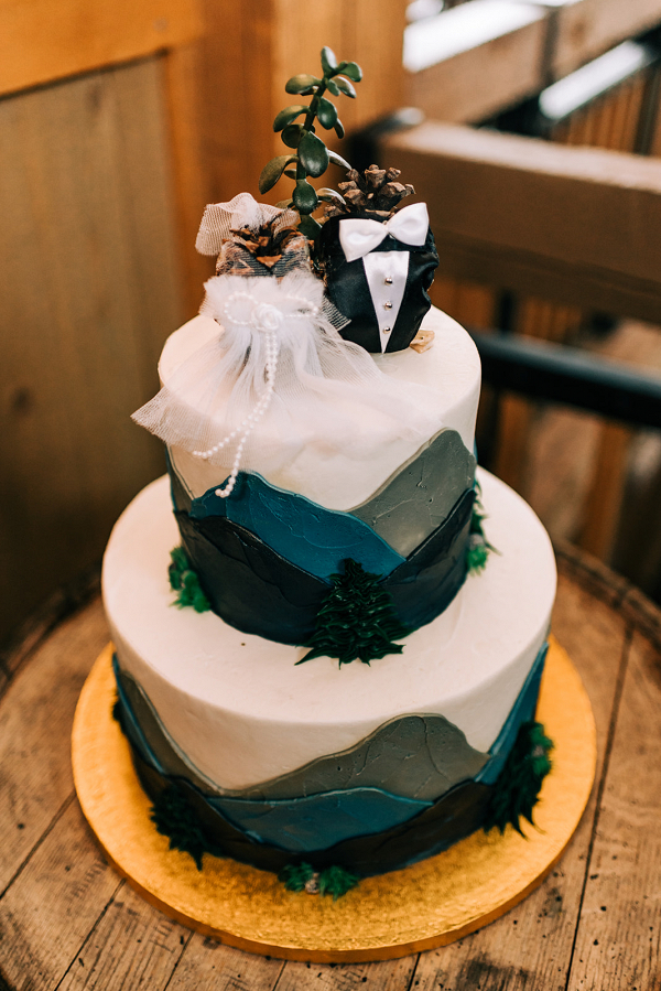 Gorgeous 2 tiered wedding cake
