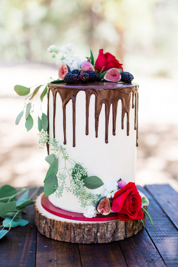 White drip cake with figs and roses