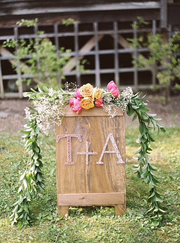 Elegant, romantic and rustic wedding sign with floral details