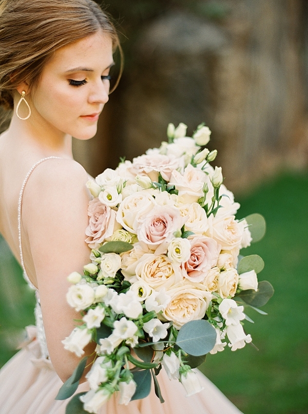 Natural makeup and pretty romantic rose bouquet