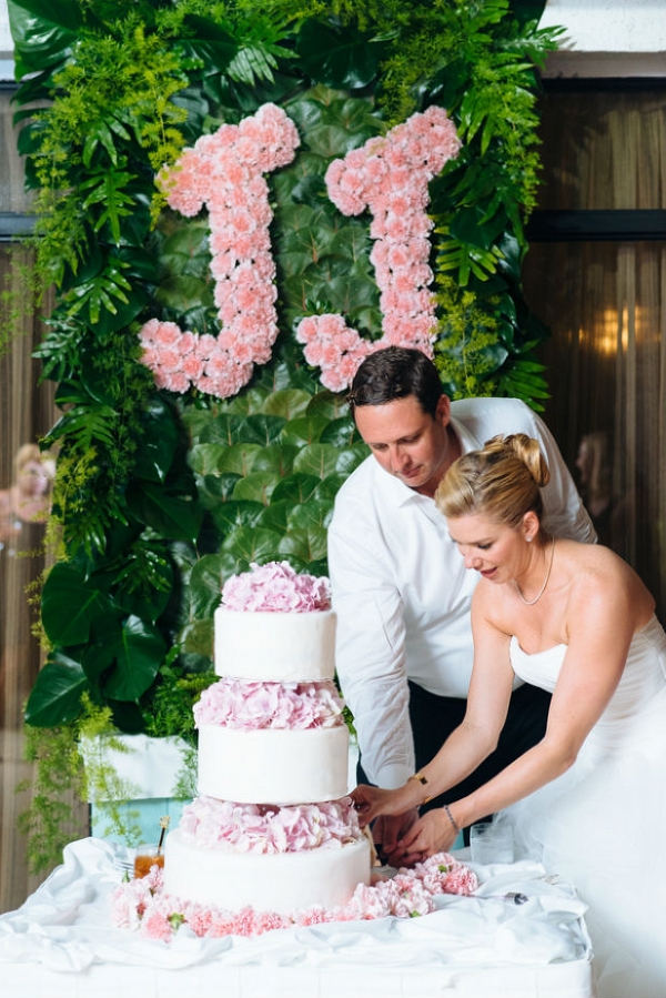 Tropical wedding cake cutting