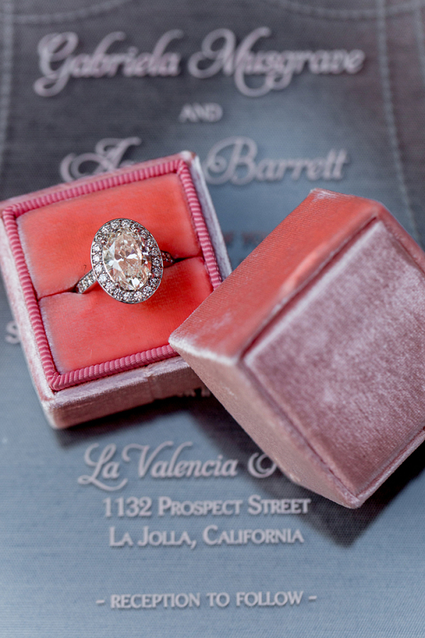 Oval halo diamond engagement ring