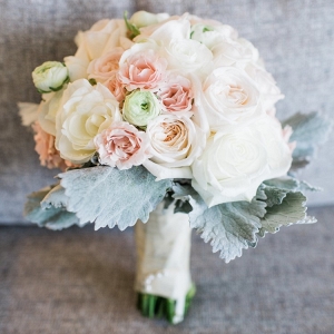 Neutral romantic wedding bouquet