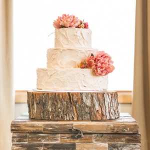 Rustic wedding cake with fresh flowers