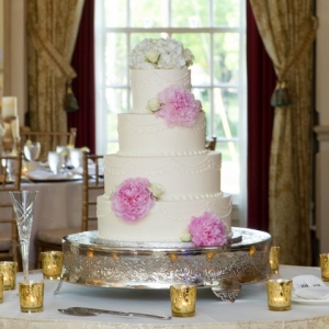 Classic 4-tier white wedding cake with flowers