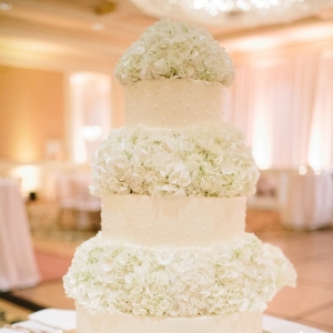 Classic wedding cake with hydrangea