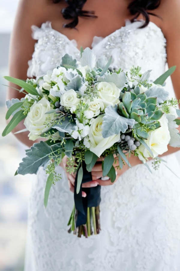 Elegant bouquet with succulents and roses