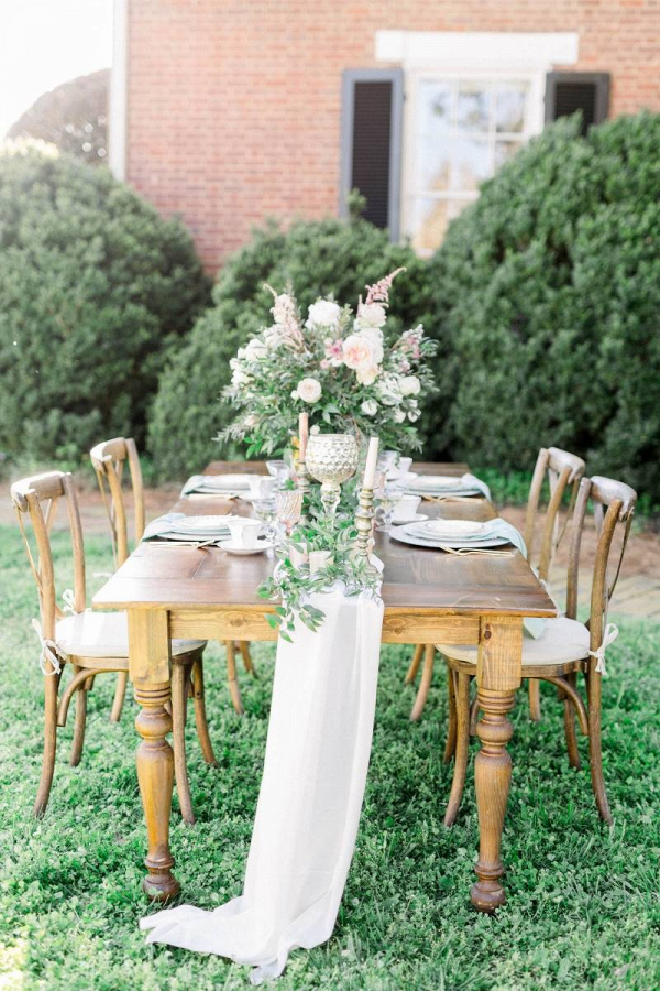 Romantic vintage wedding table