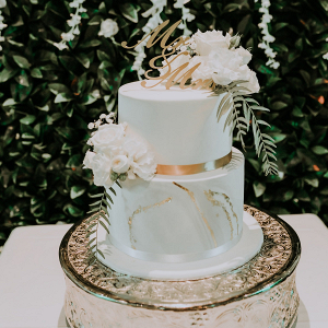 White and gold marble wedding cake