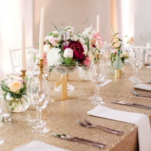 Gold & glitter tablescape with romantic floral centrepiece