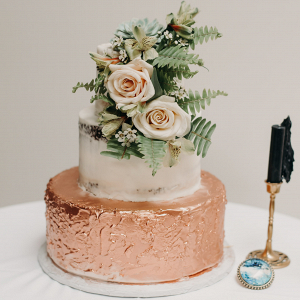 Wedding cake with succulent and roses