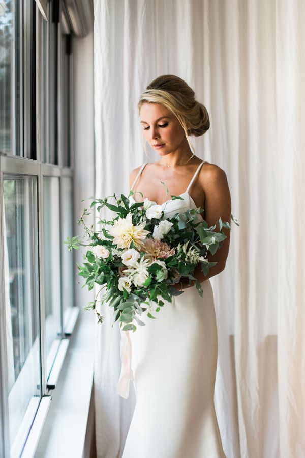 Minimalist bride with a neutral-hued bouquet