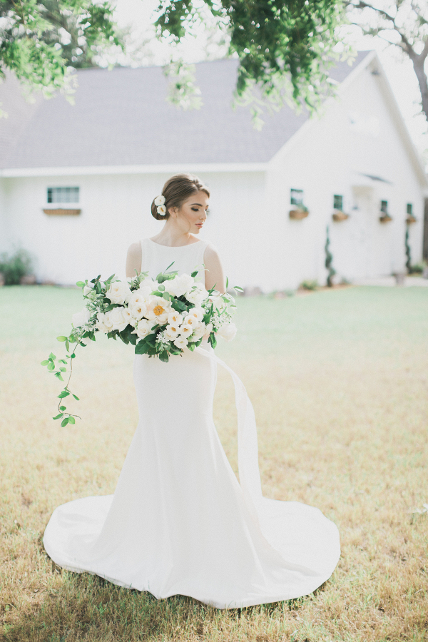 Elegant Southern bride with a wild-looking bouquet