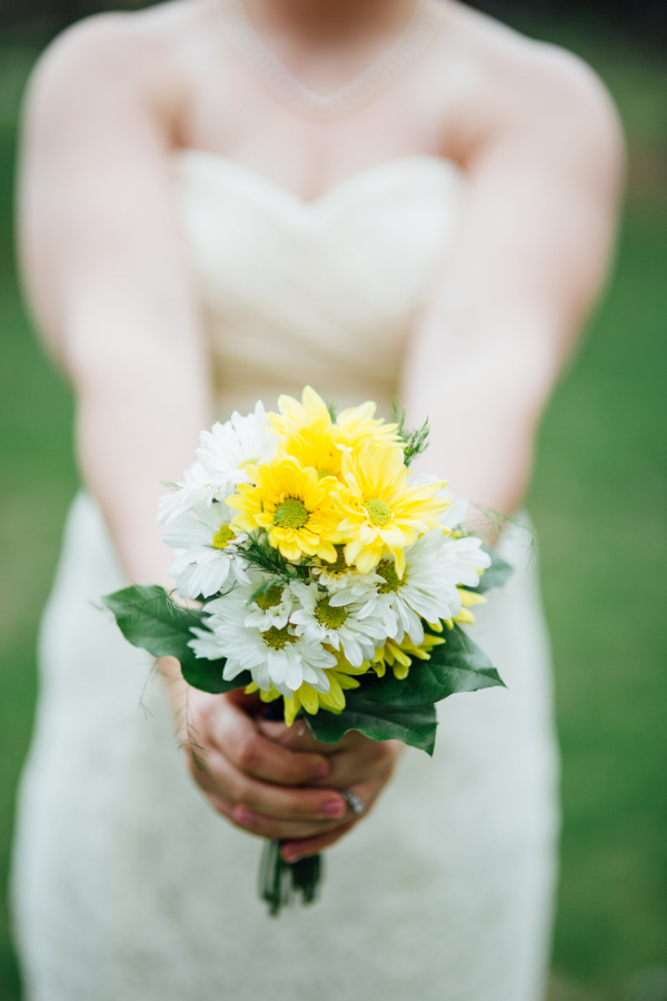 Yellow and white daisy bouquet