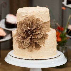 rustic wedding cake on The Budget Savvy Bride