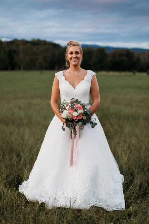 Bride with classic pink and white bouquet