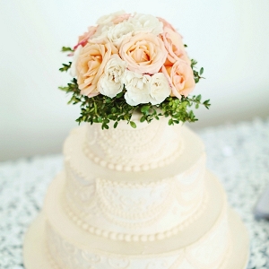 Romantic little wedding cake with flowers