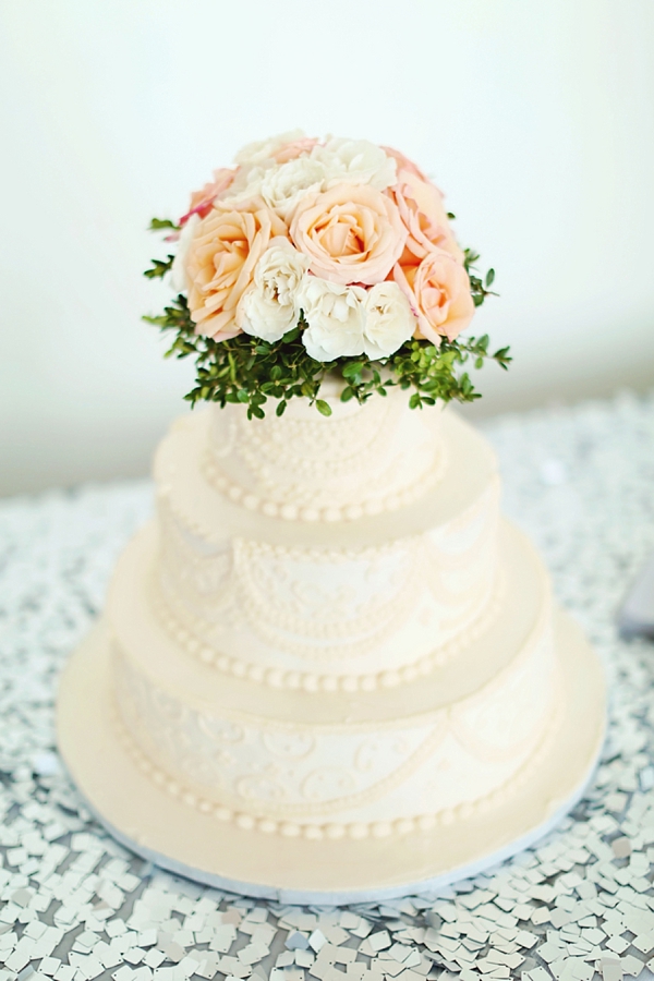 Romantic little wedding cake with flowers