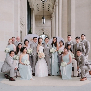 Large wedding party with bridesmaids and groomsmen
