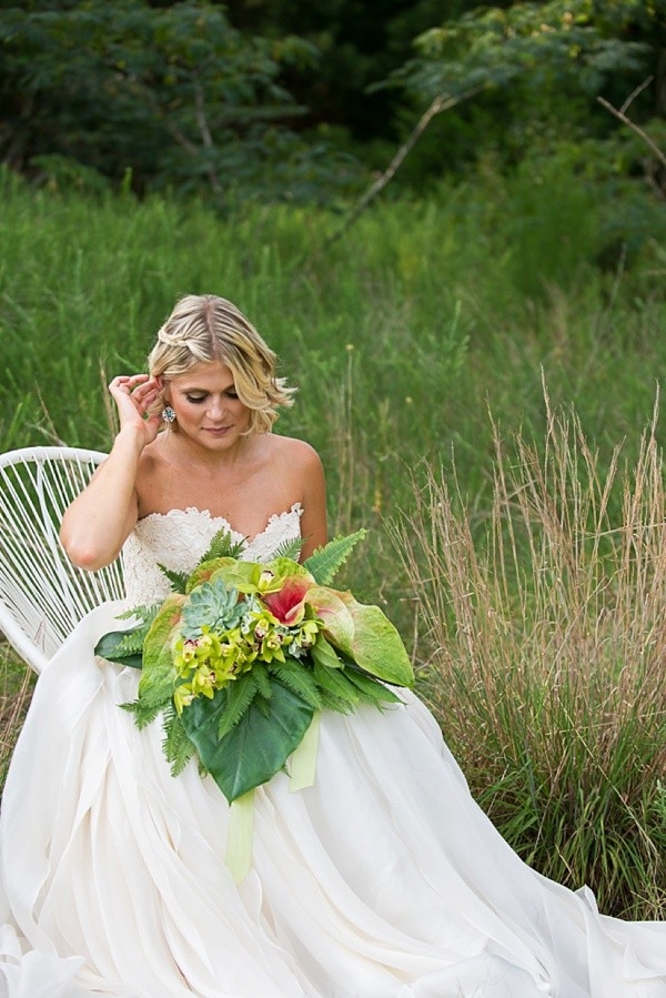 Modern tropical bride with bouquet